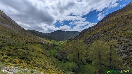 Valle hacia la Cueta, León