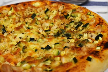 Pizza de pollo y calabacín