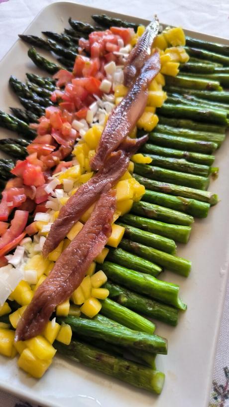 Espárragos a la plancha con mango, tomate y anchoas Espárragos a la plancha con mango, tomate y anchoas