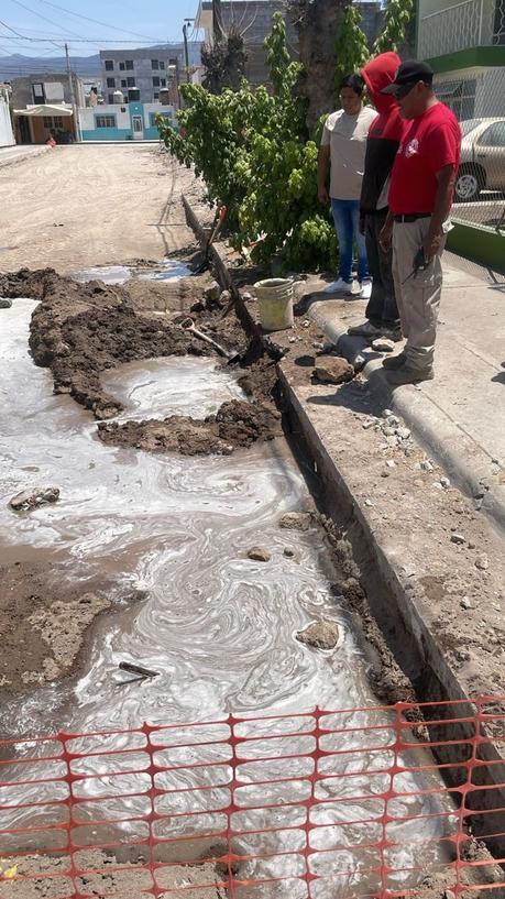 Nuevo Interapas repara fuga de agua causada por compañía de gas en la colonia Himno Nacional