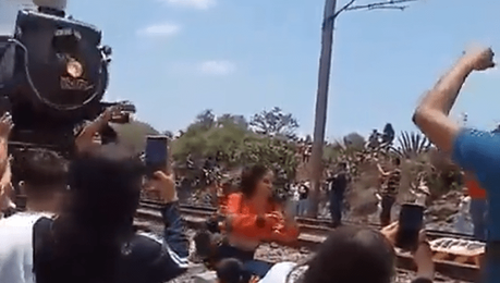 (video)Fallece mujer al intentar tomarse una selfie cuando pasaba la locomotora «La Emperatriz» en Hidalgo