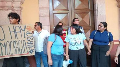 Estudiantes de Psicología de la UASLP protestan por la elección de director bajo acusaciones de favoritismos y maltratos