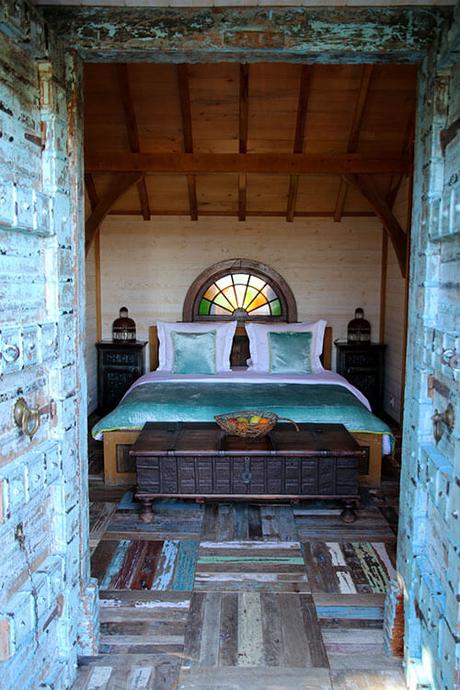 Abriendo las puertas que están hechas para parecerse a las pesadas puertas de hierro de un castillo medieval.