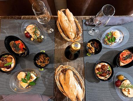 Cena con foie gras, ternera con tomate, queso y tarta de higos