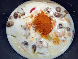 SOPA THAI DE COCO Y CURRY ROJO CON LANGOSTINOS.