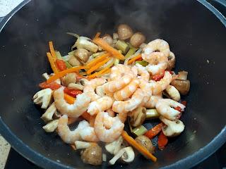 SOPA THAI DE COCO Y CURRY ROJO CON LANGOSTINOS. SOPA THAI DE COCO Y CURRY ROJO CON LANGOSTINOS.