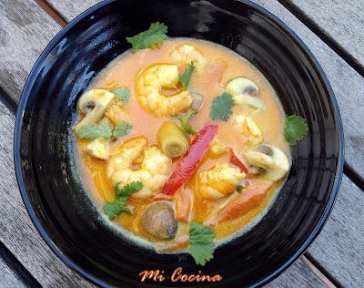 SOPA THAI DE COCO Y CURRY ROJO CON LANGOSTINOS.