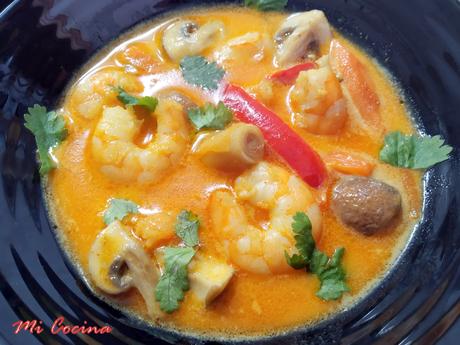 SOPA THAI DE COCO Y CURRY ROJO CON LANGOSTINOS.
