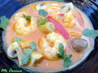 SOPA THAI DE COCO Y CURRY ROJO CON LANGOSTINOS.