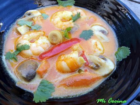 SOPA THAI DE COCO Y CURRY ROJO CON LANGOSTINOS.