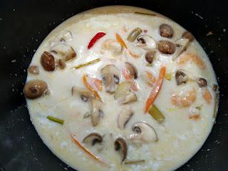 SOPA THAI DE COCO Y CURRY ROJO CON LANGOSTINOS. SOPA THAI DE COCO Y CURRY ROJO CON LANGOSTINOS.