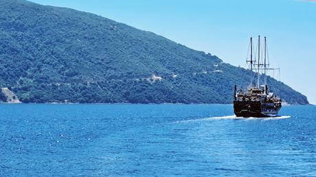 GRECIA : NAVEGANDO POR LA PENÍNSULA DEL MONTE ATHOS GRECIA : NAVEGANDO POR LA PENÍNSULA DEL MONTE ATHOS