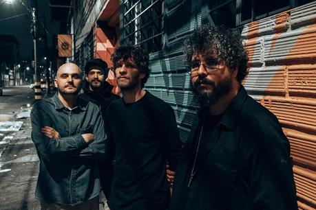 ‘Ceros & Unos’ es el tercer disco de estudio de la banda de rock colombiana Volcán Volcán - 'Ceros & Unos' 4