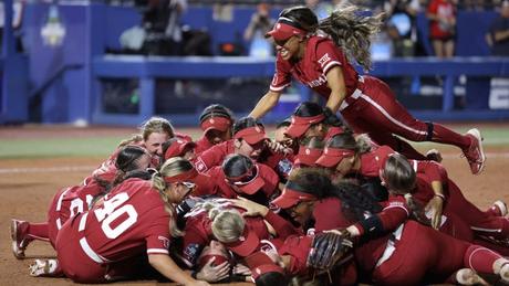 El softbol de OU arrasa con Texas en las finales de la WCWS y gana el cuarto título consecutivo de la NCAA El softbol de OU arrasa con Texas en las finales de la WCWS y gana el cuarto título consecutivo de la NCAA