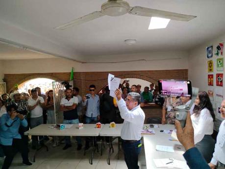 Juan Manuel Navarro Muñiz recibe constancia de mayoría como alcalde electo de Soledad de Graciano Sánchez