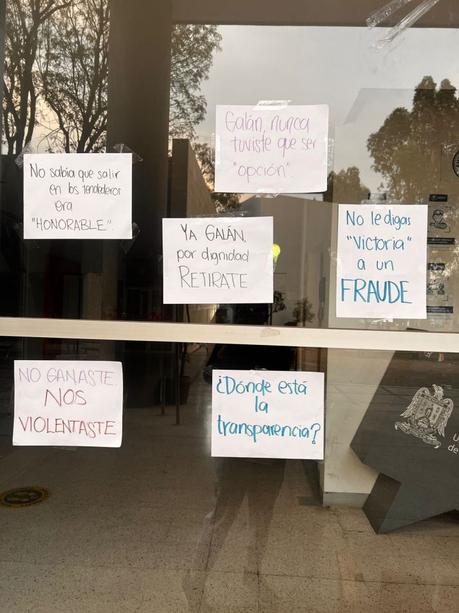 Estudiantes toman el edificio administrativo de la Facultad de Psicología demandando transparencia electoral Estudiantes toman el edificio administrativo de la Facultad de Psicología demandando transparencia electoral