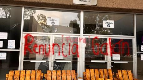 Estudiantes toman el edificio administrativo de la Facultad de Psicología demandando transparencia electoral Estudiantes toman el edificio administrativo de la Facultad de Psicología demandando transparencia electoral