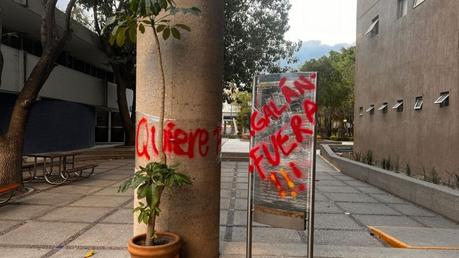 Estudiantes toman el edificio administrativo de la Facultad de Psicología demandando transparencia electoral