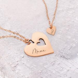 Explorando la Majestuosidad de la Perla Piedra de Junio Nuestro conjunto de dijes madre e hijo presenta dos corazones entrelazados, un símbolo del vínculo inquebrantable entre ambos