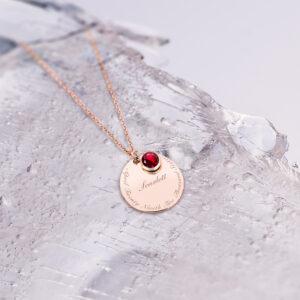 Explorando la Majestuosidad de la Perla Piedra de Junio Las gemas cuentan historias en nuestros dijes de oro 18k, permitiéndote personalizar cada momento especial con elegancia