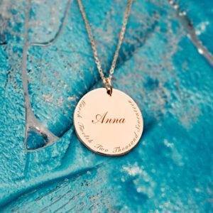 Explorando la Majestuosidad de la Perla Piedra de Junio Nuestras joyas se convierten en guardianes de memorias, permitiéndote llevar contigo momentos especiales en un dije de oro 18k