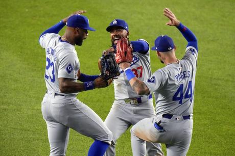 Yoshinobu Yamamoto protagoniza cómo los Dodgers vencieron a los Yankees en 11 entradas Los compañeros de los Dodgers Jason Heyward, Teoscar Hernandez y Andy Buggs celebran.