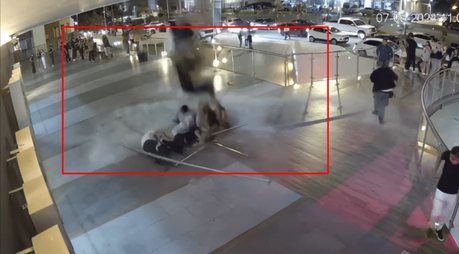 Video: Momento en que jóvenes caen del tercer piso cuando buscaban acceder al antro Rich