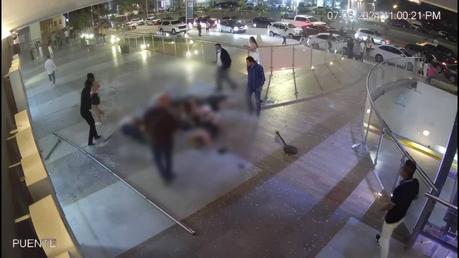 Video: Momento en que jóvenes caen del tercer piso cuando buscaban acceder al antro Rich