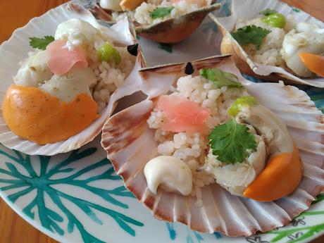 SUSHI SUELTO CON PEREGRINAS (VIEIRAS)