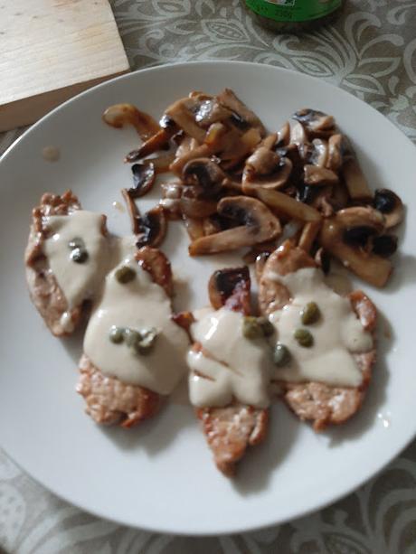 SOLOMILLO DE CERDO CON CHAMPIÑONES Y SALSA DE ATUN SOLOMILLO DE CERDO CON CHAMPIÑONES Y SALSA DE ATUN