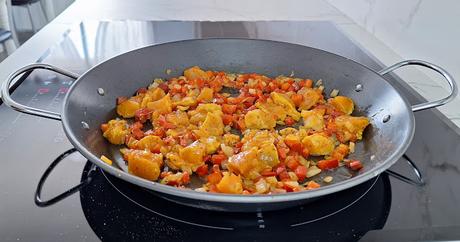 Arroz con pechuga de pollo adobada y verduras