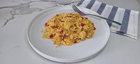 Arroz con pechuga de pollo adobada y verduras