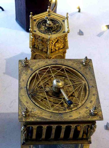 Relojes astrolábicos del Petit Palace en Paris