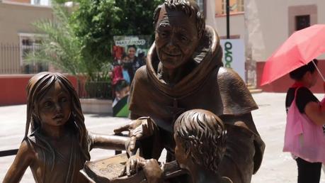 Ricardo Gallardo Cardona devela estatua de Fray Diego de la Magdalena en el Barrio de Tlaxcala