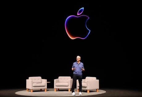 CUPERTINO, CALIFORNIA – 10 DE JUNIO: El director ejecutivo de Apple, Tim Cook, pronuncia un discurso en la inauguración de la Conferencia Mundial de Desarrolladores de Apple (WWDC) el 10 de junio de 2024 en Cupertino, California.  Apple anunciará planes para incorporar inteligencia artificial (IA) en el software y hardware de Apple.  (Foto de Justin Sullivan/Getty Images)