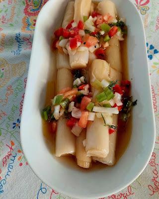 PUERROS EN VINAGRETA DE VERDURAS