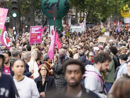 Manifestantes se reúnen contra la extrema derecha en París, Francia, el sábado.
