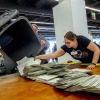 Los trabajadores electorales vacían un contenedor para contar los votos por correo para las elecciones de la Unión Europea en Frankfurt, Alemania, el domingo 9 de junio de 2024.