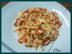Pasta con polllo y un toque picante