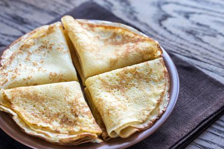 Un plato de crepes dobladas en triángulos. 