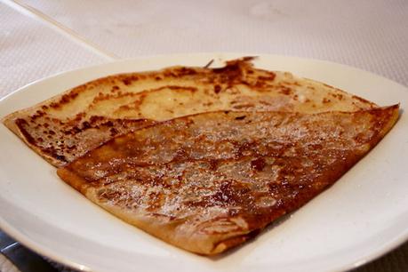 Una crepe dulce clásica con mantequilla y azúcar doblada en triángulo en el Ballet Christophe de Burdeos