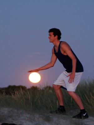 Lavender juega con la luna.