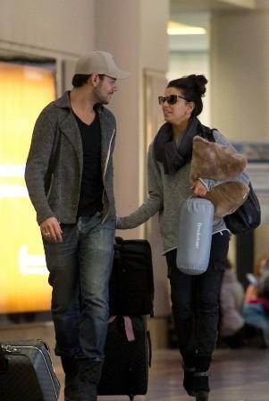 Curiosidades: Eva Longoria, otra celebrity que viaja con su almohada. Analizamos su look