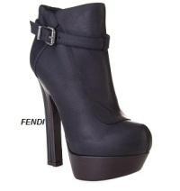 Curiosidades: Eva Longoria, otra celebrity que viaja con su almohada. Analizamos su look