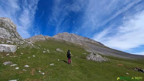 PEÑA UBIÑA desde CASA MIERES Saliendo de las Vegas de Riotuerto bajo Peña Ubiña