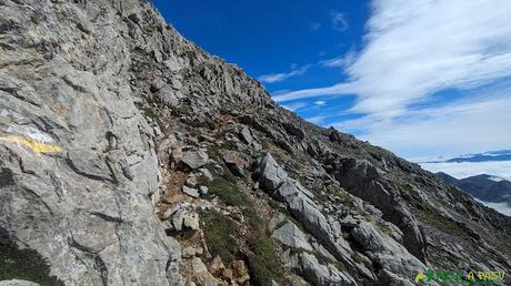 PEÑA UBIÑA desde CASA MIERES Marca señalización en subida a Peña Ubiña