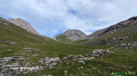 PEÑA UBIÑA desde CASA MIERES Salida del Estrecho hacia las Vegas de Riotuerto