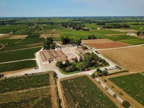 Una vista aérea desde un dron del Chateau Soutard y los viñedos circundantes en Saint-Émilion