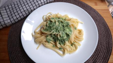 servir-pasta-con-salsa-espinacas servir pasta con salsa espinacas