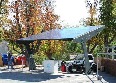 Las soluciones fotovoltaicas combinan perfectamente con la electromovilidad
